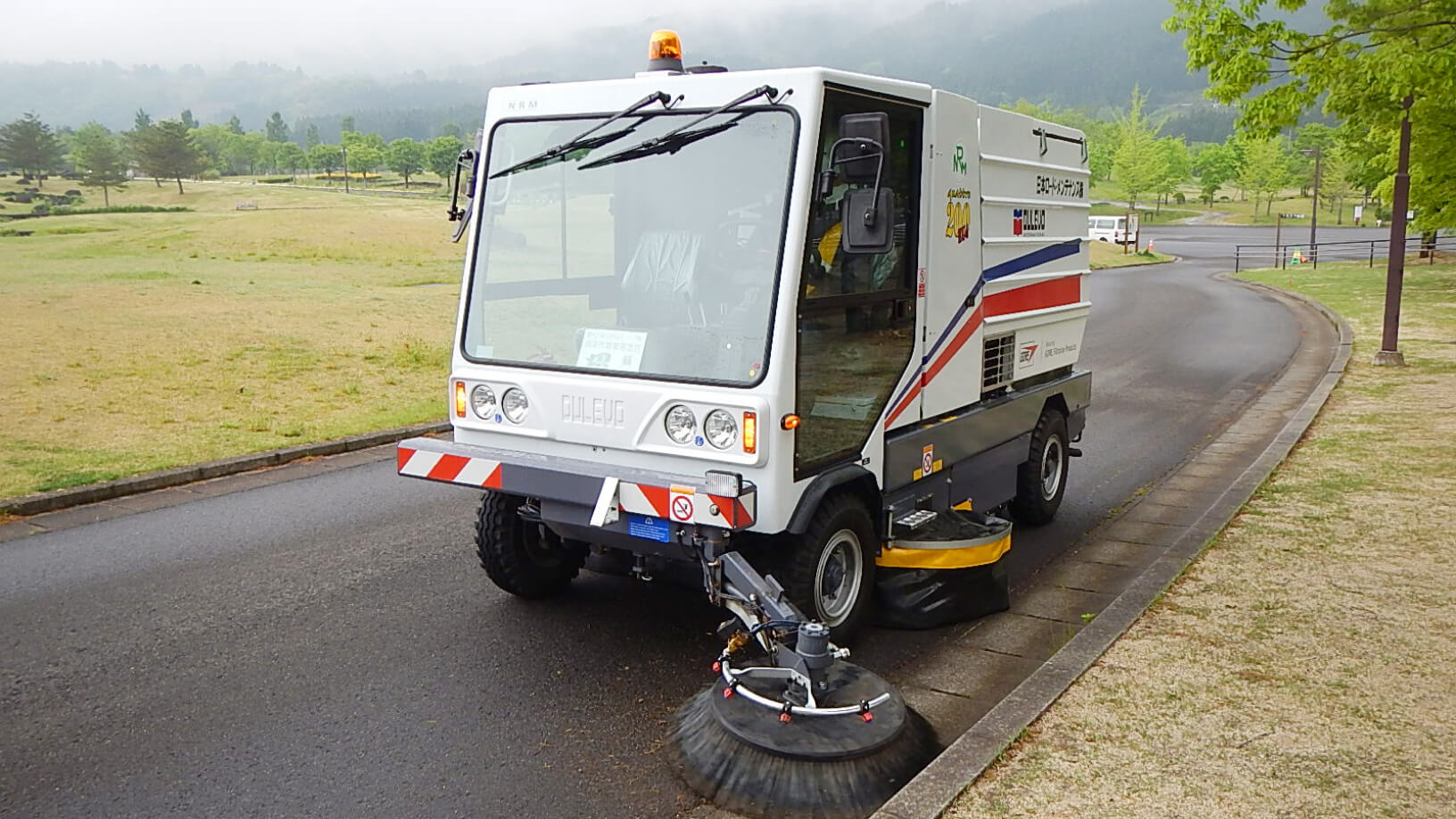 小型路面清掃車（ミニスイーパー）の写真